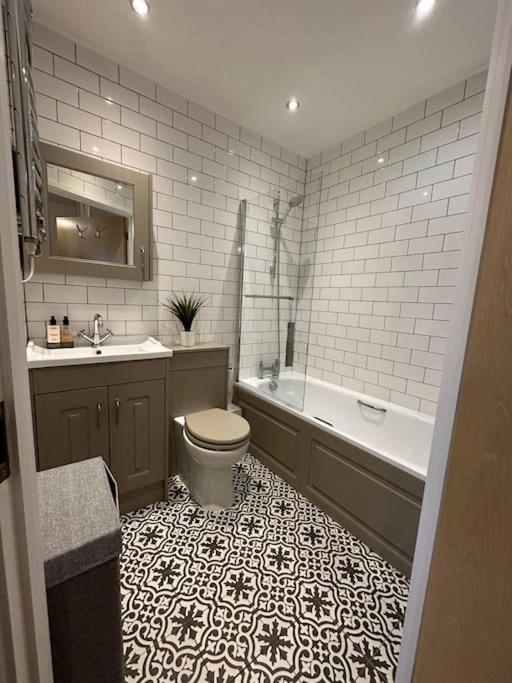 Bright & Beautiful 1 Bedroom Flat In Bridge Apartment *