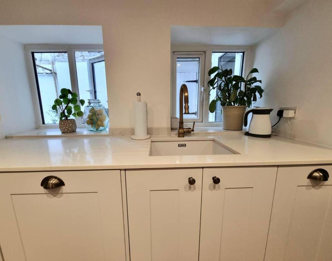 Appartement Spacious & Renovated 1-bed Garden Flat In