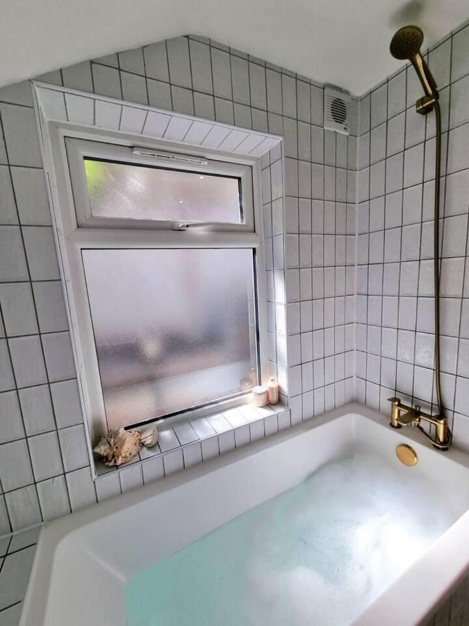 Spacious & Renovated 1-bed Garden Flat In * Londres