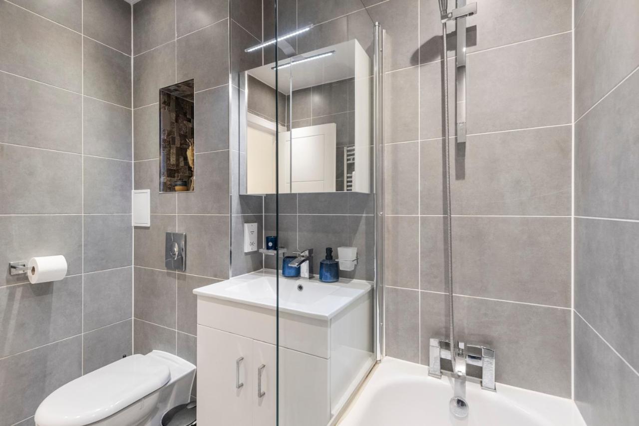 Modern Flat In Golders Apartment London
