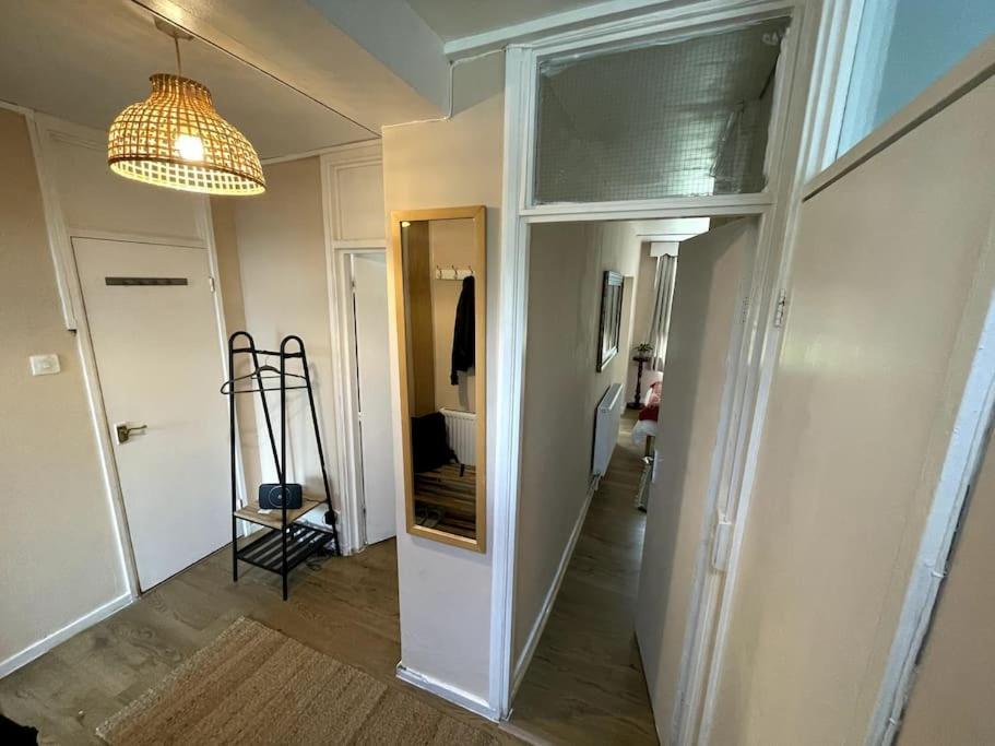 Spacious Bedroom Near Tube Apartment *