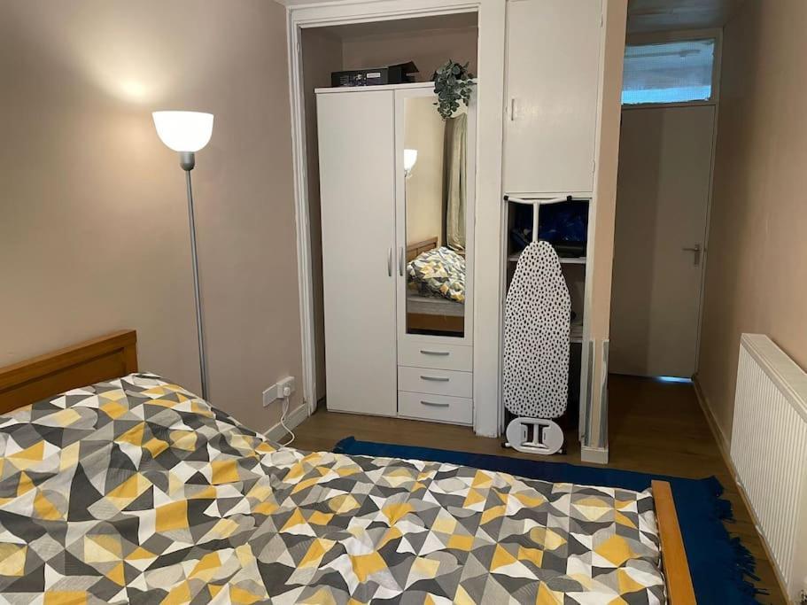 Apartment Spacious Bedroom Near Tube London