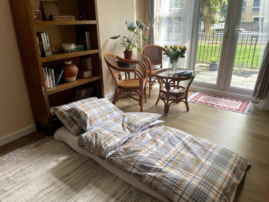 Spacious Bedroom Near Tube