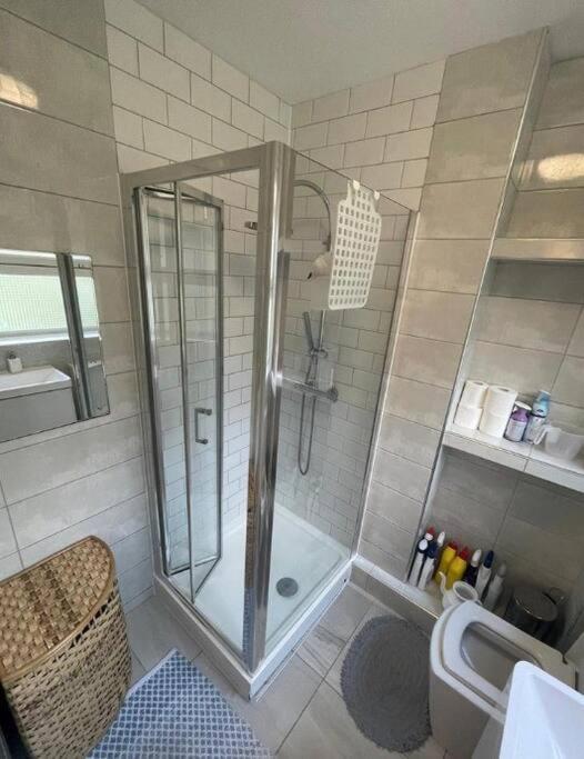 Spacious Bedroom Near Tube * London