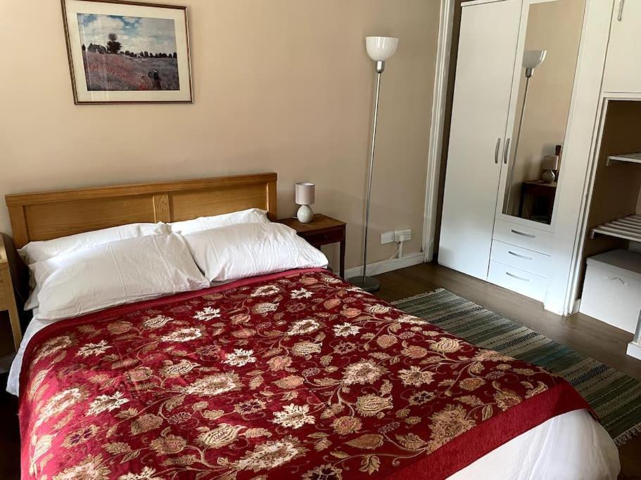Spacious Bedroom Near Tube London