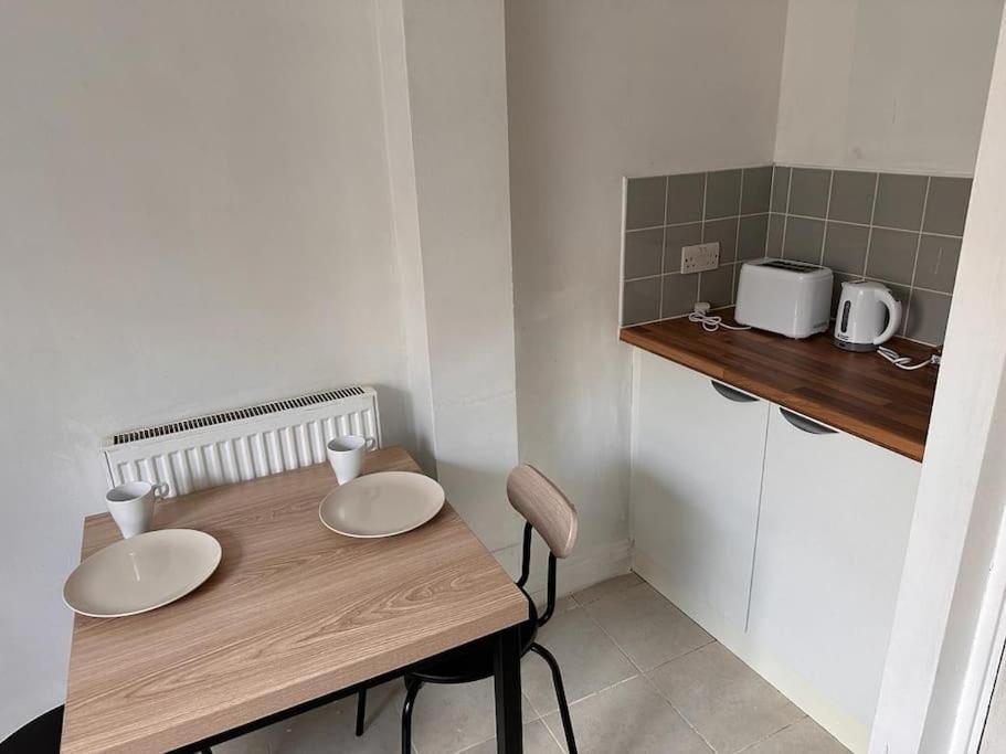 Spacious Bedroom Near Tube * London