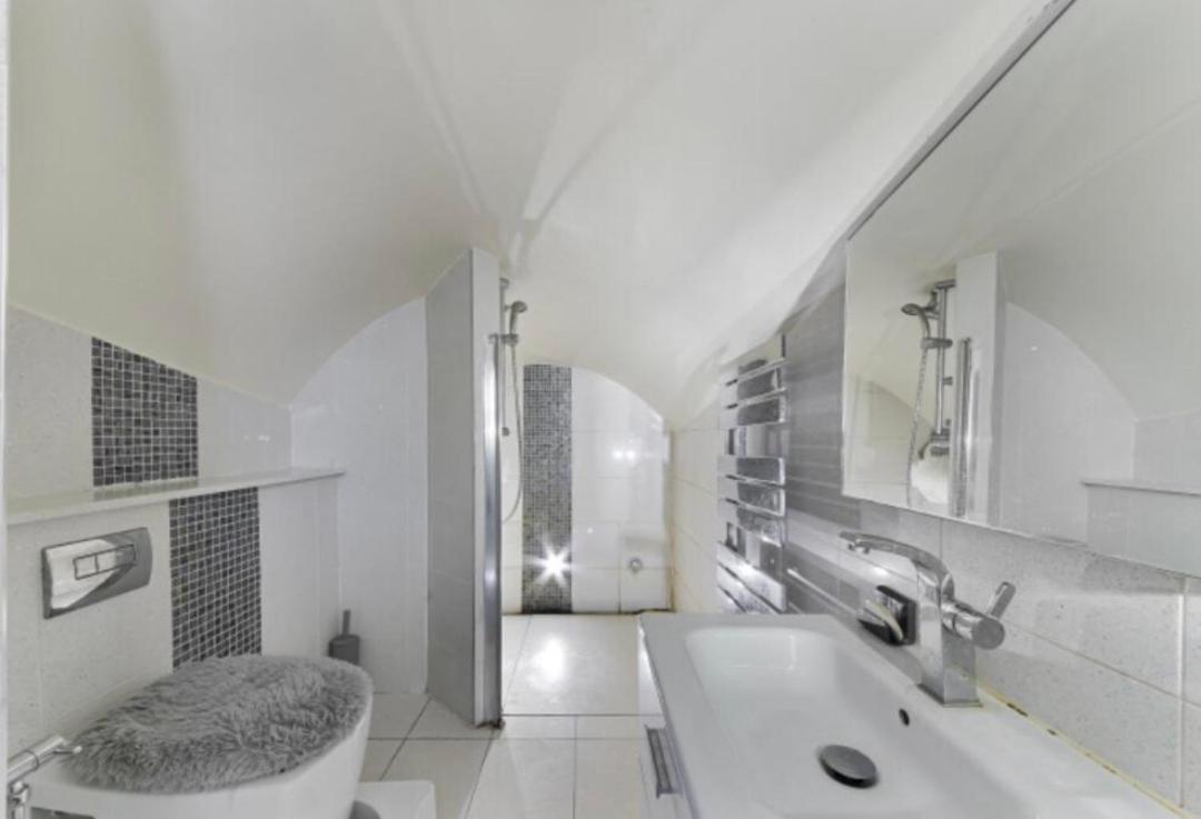 4 Bedrooms Villa, Hugh Street Central