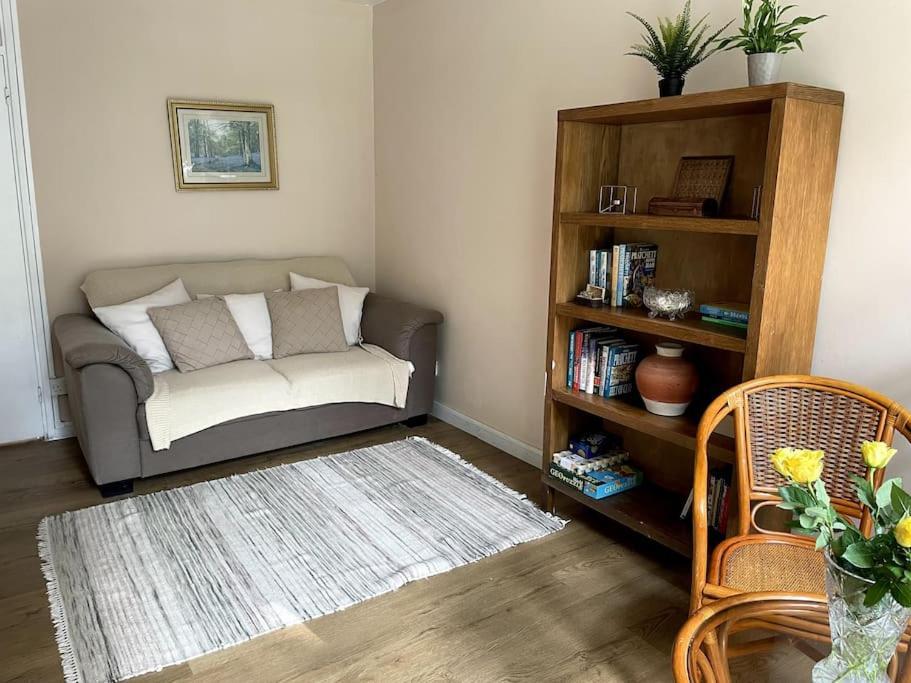 Apartment Spacious Bedroom Near Tube London