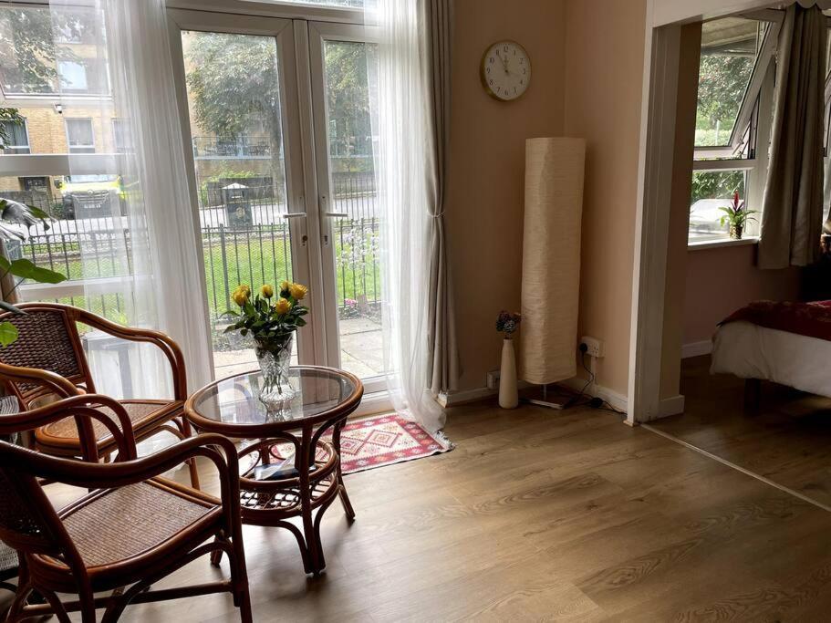 Spacious Bedroom Near Tube Londen
