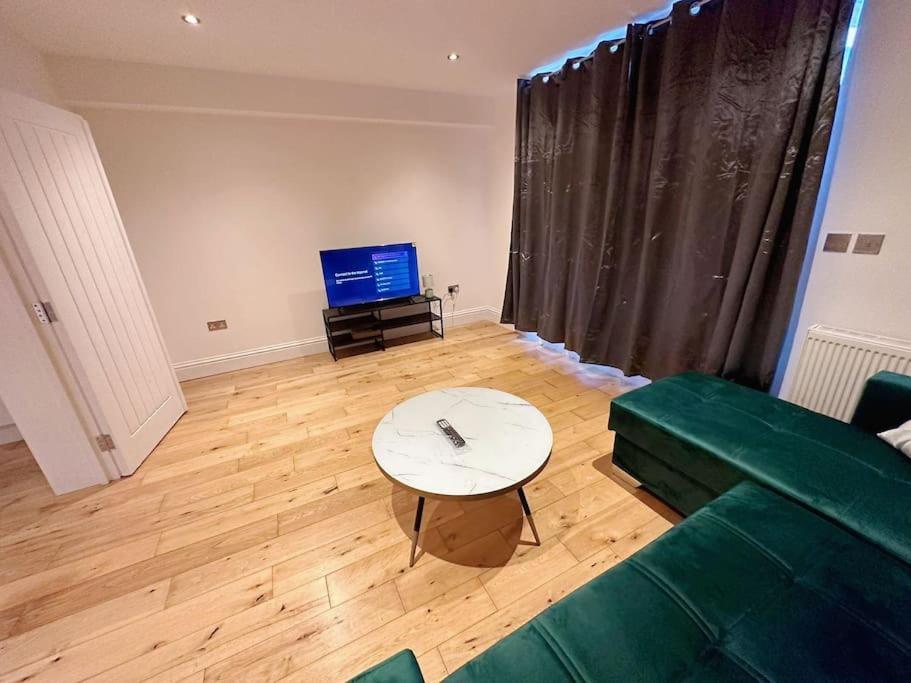 1 Bed Flat Near London