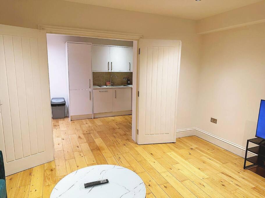 1 Bed Flat Near * London