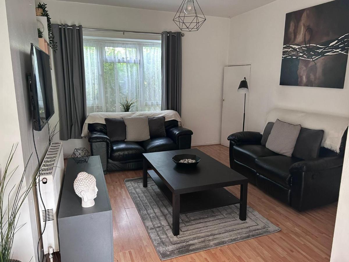 3 Bedroom Garden In East * Londres