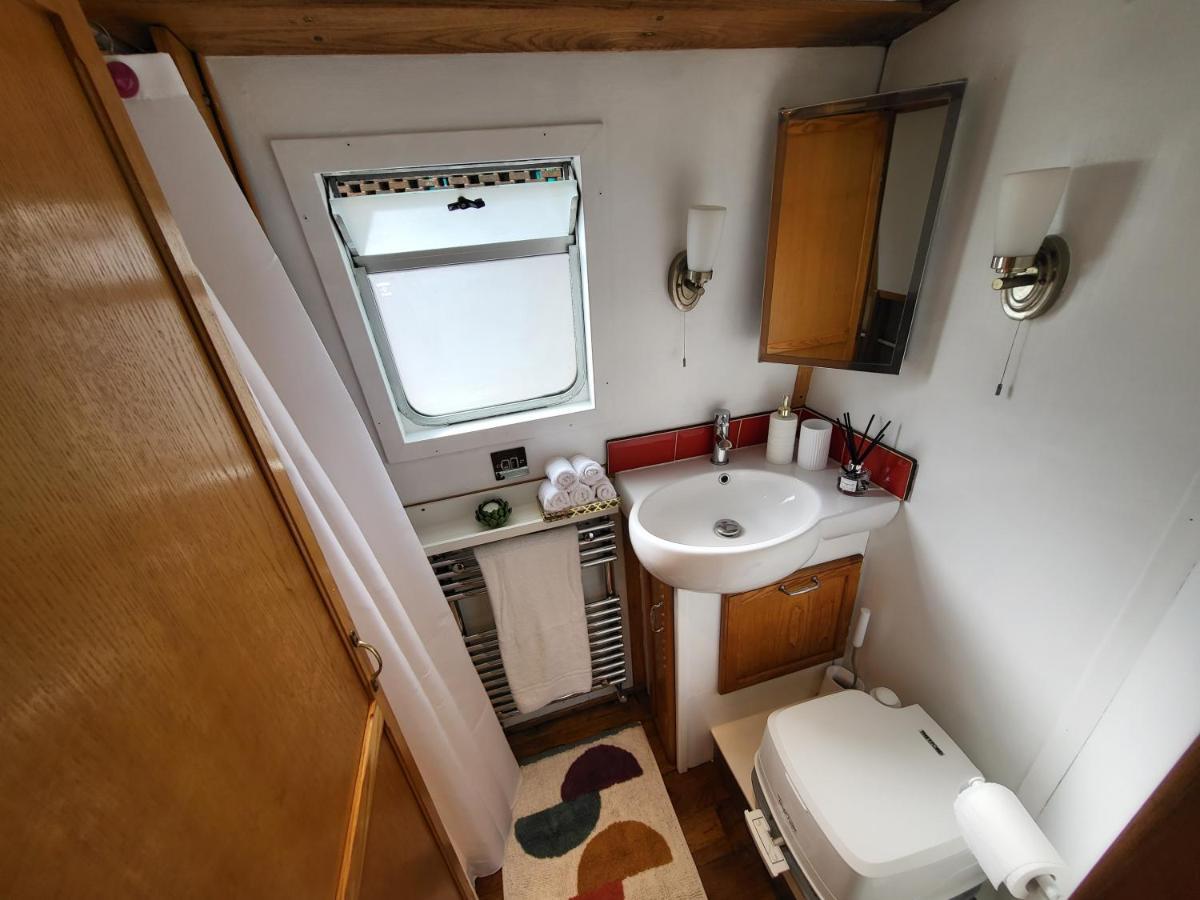 Botel Cosy Canal Boat In Little Venice By Paddington For Family & Friends