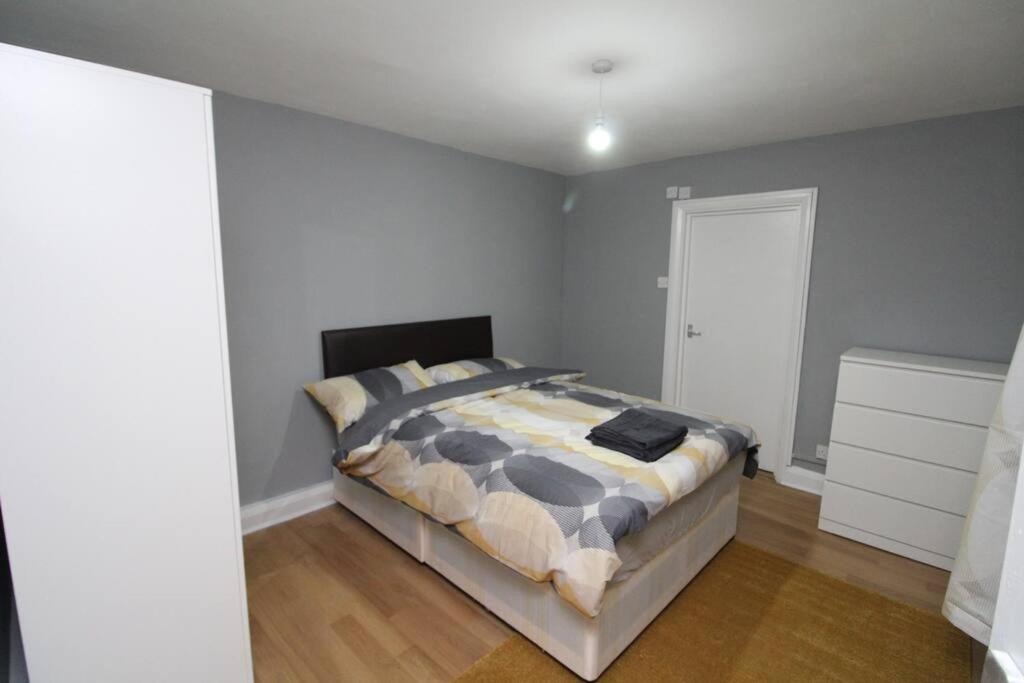 Modern 2 Bed Close To City Apartamento