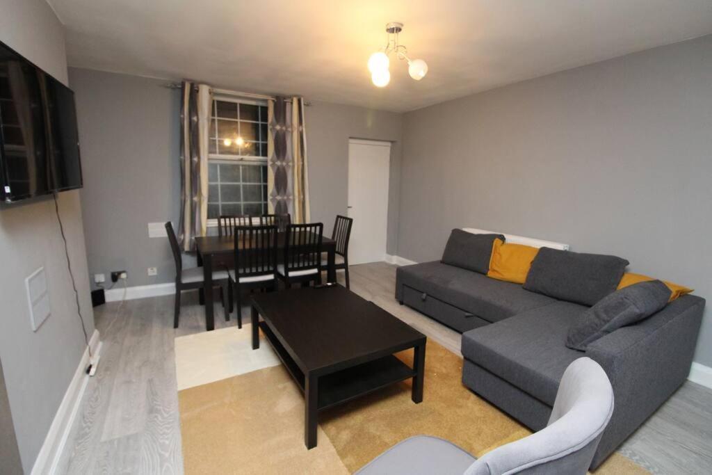 Modern 2 Bed Close To City Apartamento