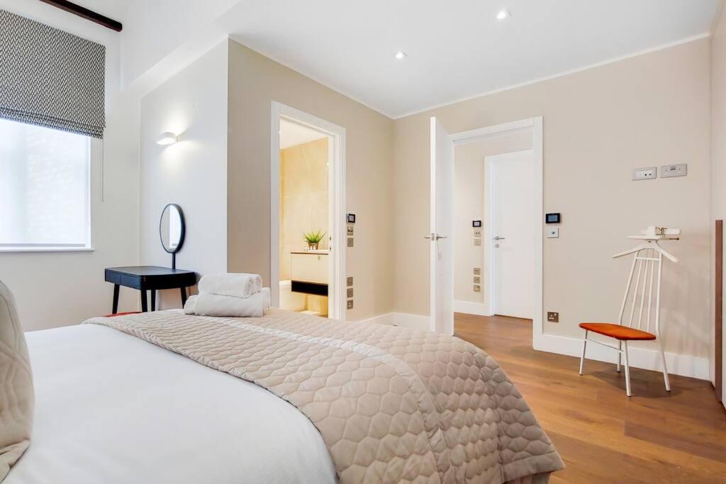 The Borough Collection Near Bridge And Borough Market *