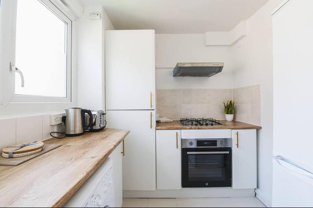 Stylish & Tranquil Flat With Excellent Connections *