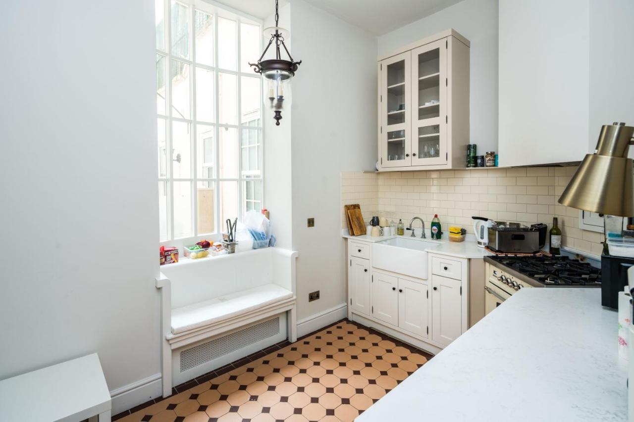 4 Bedroom House Up To 10 People At Heart Of Kensington And Chelsea