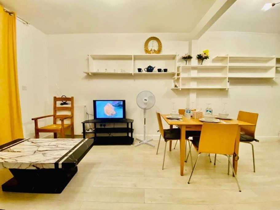 Two Bedroom House On Ground Floor In Londres