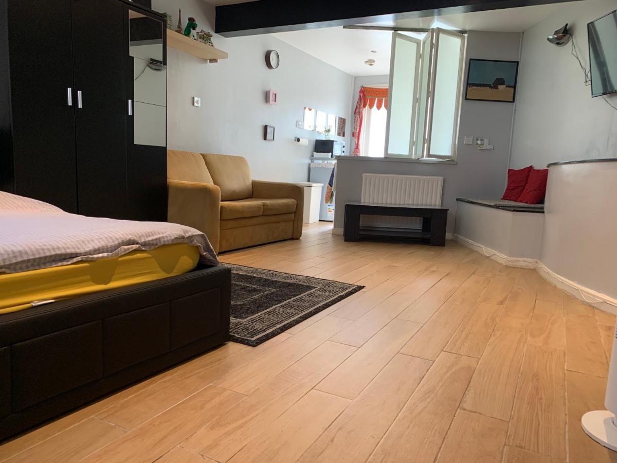 - Entire Lower Ground Floor - Only 7 Mins Walk Kings Cross St Pancras Station *