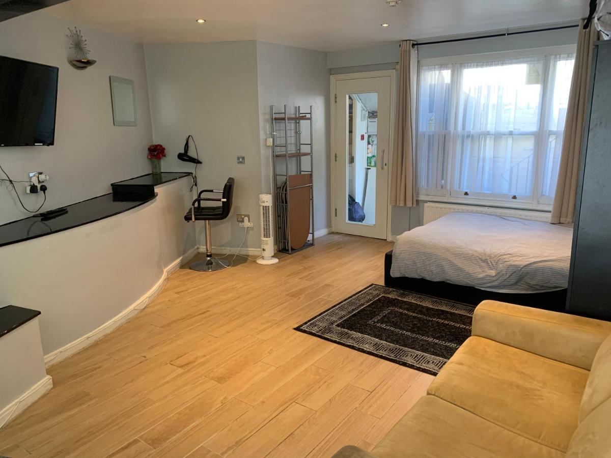Apartment - Entire Lower Ground Floor - Only 7 Mins Walk Kings Cross St Pancras Station