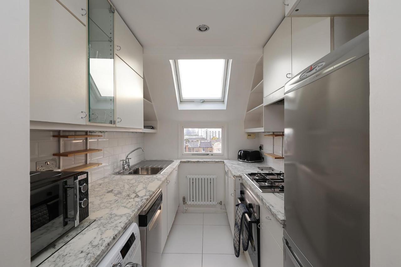 2 Bedroom Chic With Private Balcony In Notting Hill Apartamento