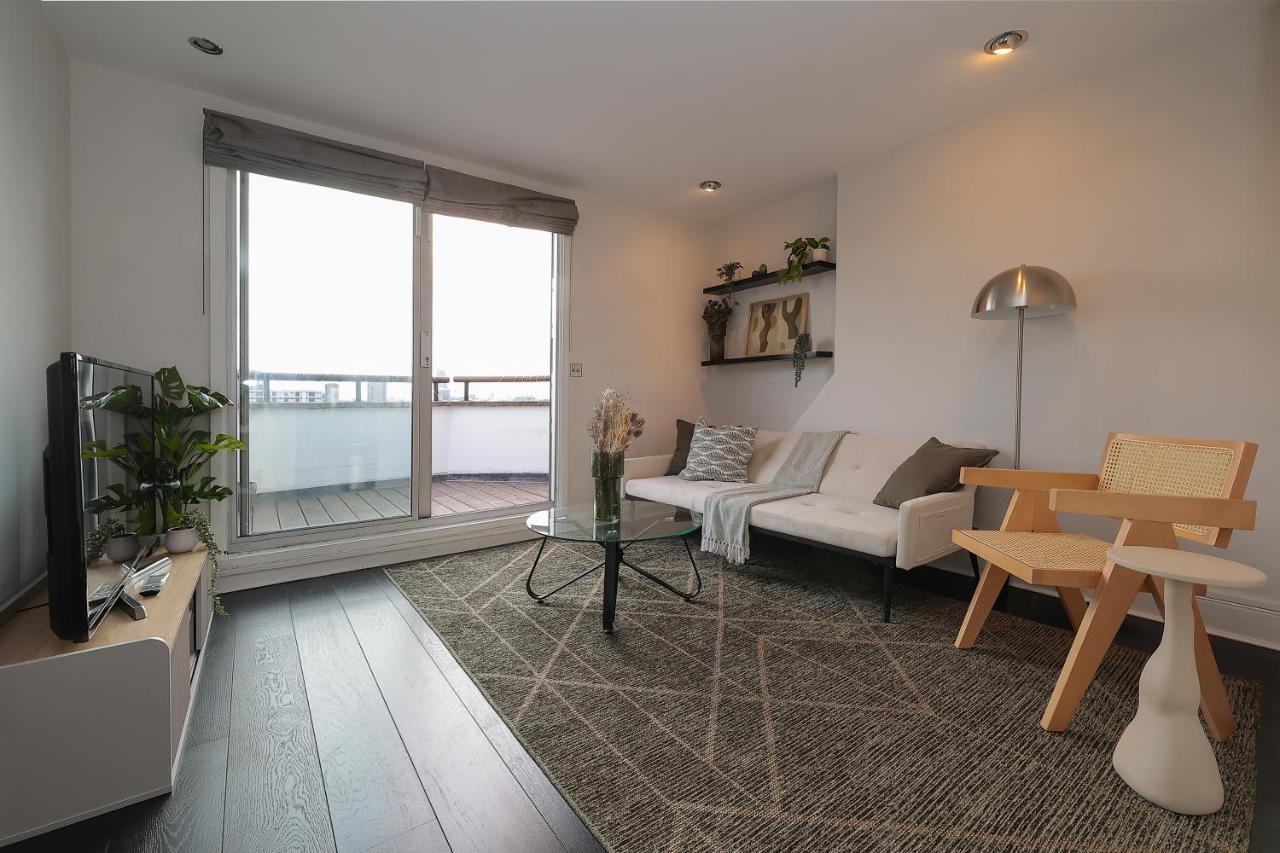2 Bedroom Chic With Private Balcony In Notting Hill