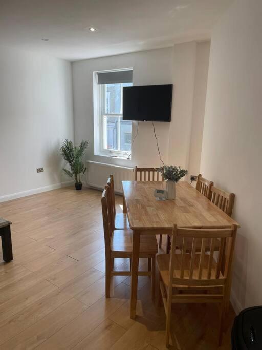 Flat 1 Latchmere, 2 Bedroom, 2 Bathroom Flat *