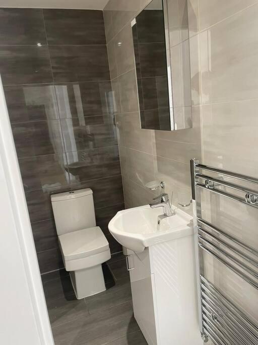 Flat 1 Latchmere, 2 Bedroom, 2 Bathroom Flat Appartement *