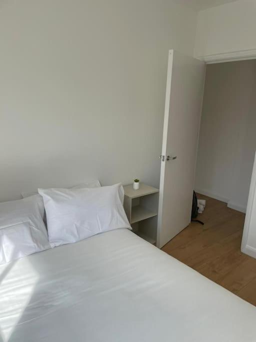 Flat 1 Latchmere, 2 Bedroom, 2 Bathroom Flat * Londres