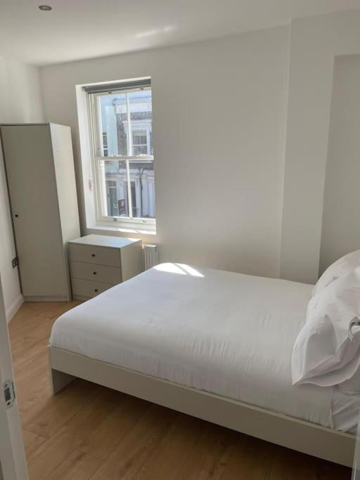 Flat 1 Latchmere, 2 Bedroom, 2 Bathroom Flat * Londres