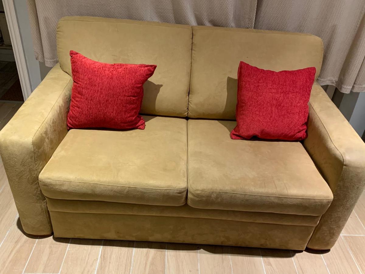 - Entire Lower Ground Floor - Only 7 Mins Walk Kings Cross St Pancras Station London