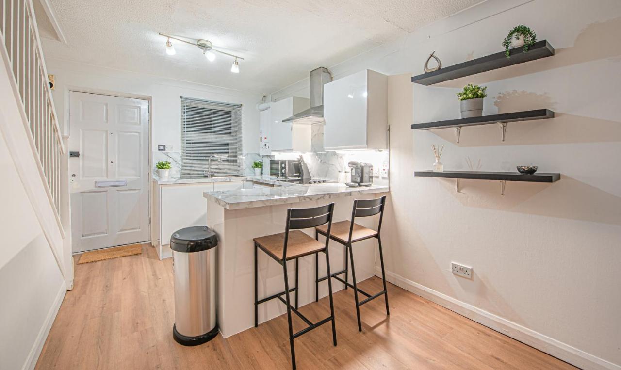 Bright Cosy With Parking And Outdoor Patio Apartamento *
