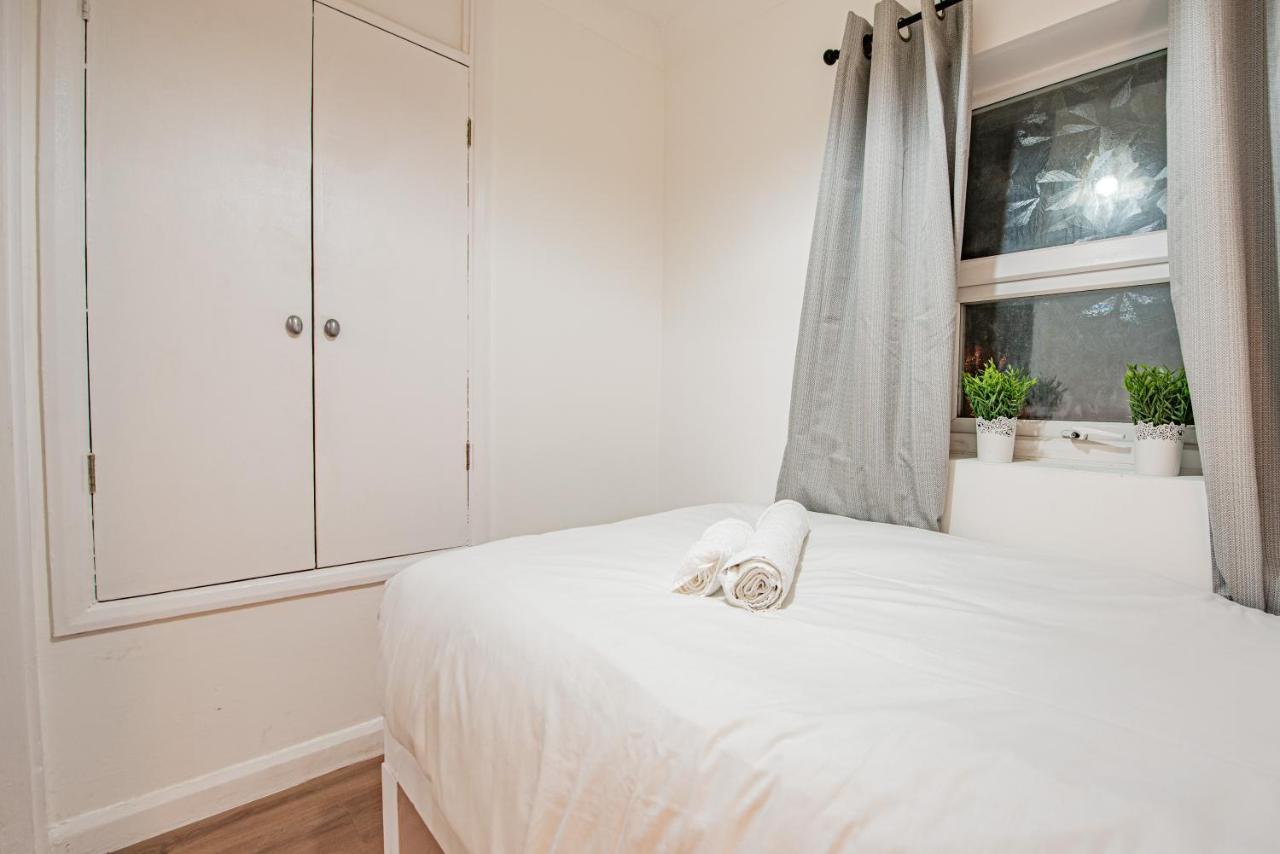 Bright Cosy With Parking And Outdoor Patio Apartamento
