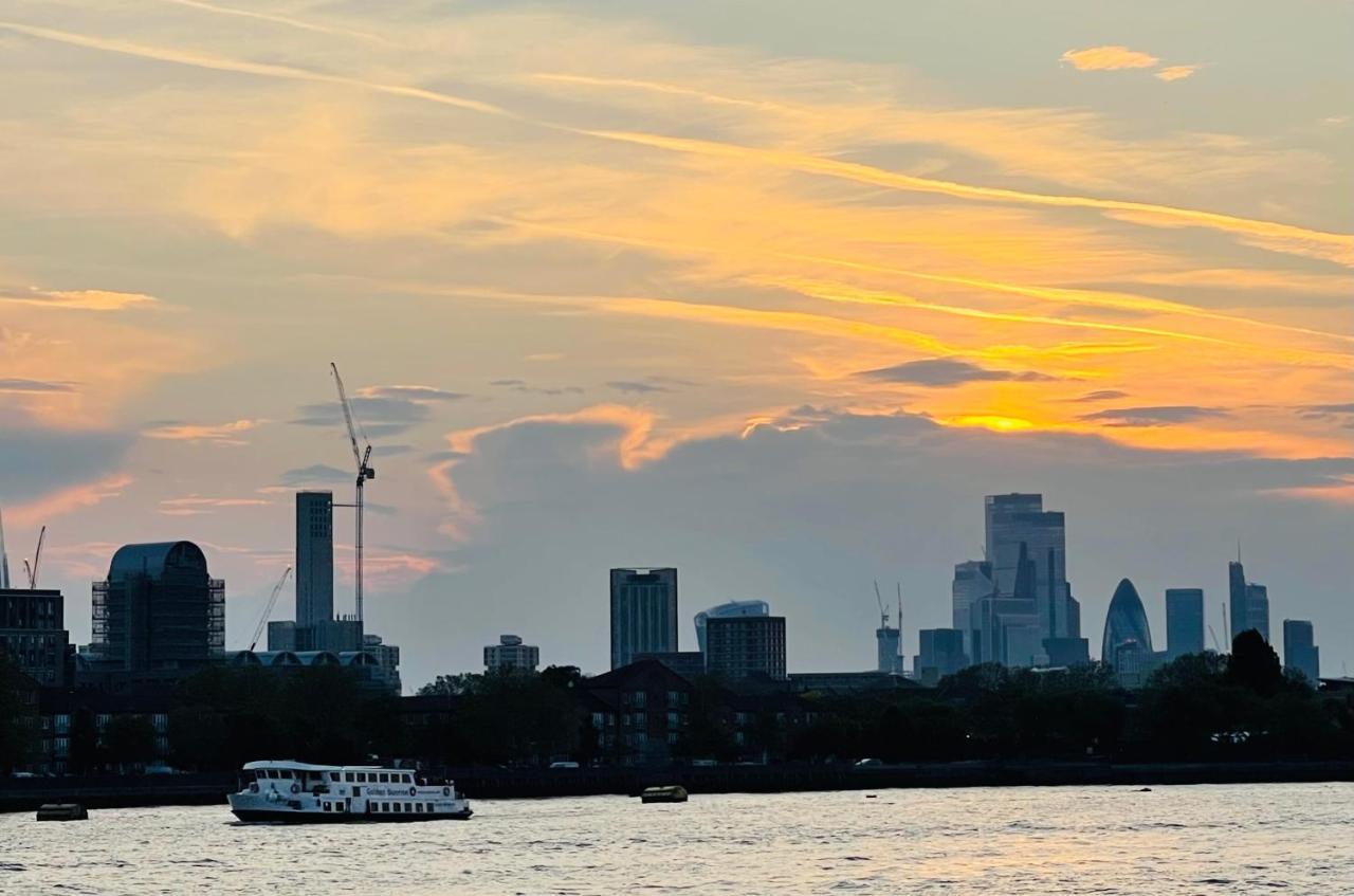 Riverside Premium Double Garden View E14