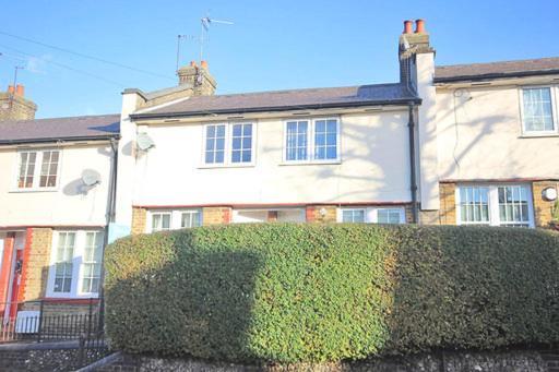 Tooting - Cosy 2 Bedroom House With Garden, 5 Mins Walk To Tube Station