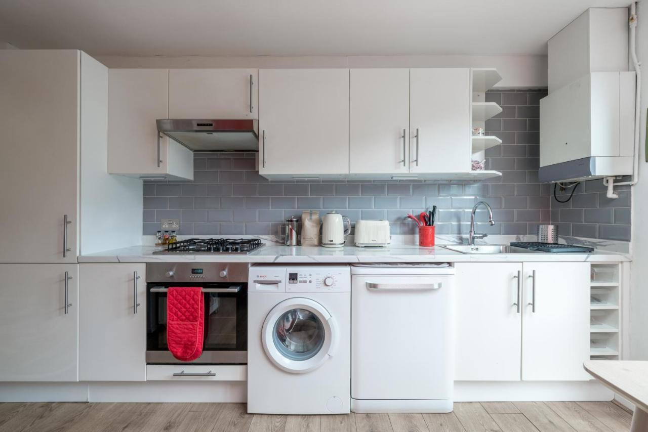 Striking Flat With Charming Garden And Desk Appartement Londres