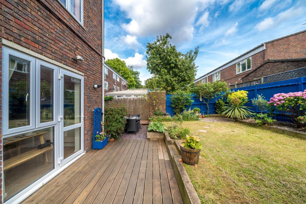 Apartment Striking Flat With Charming Garden And Desk *