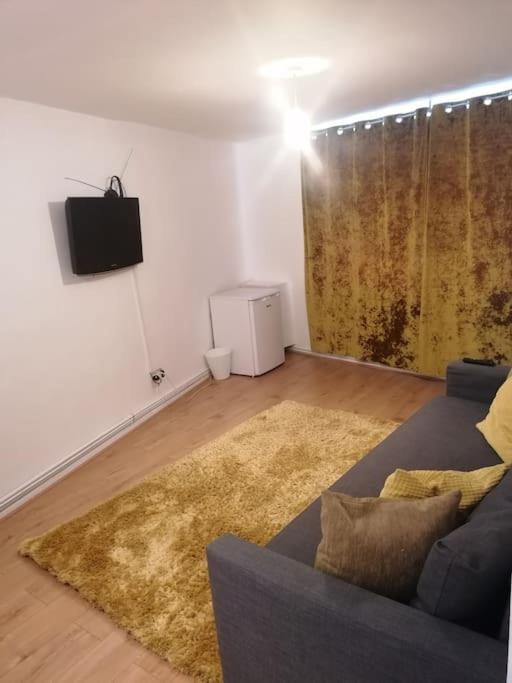 Self Contained 2 Bedroom Flat In Southwark