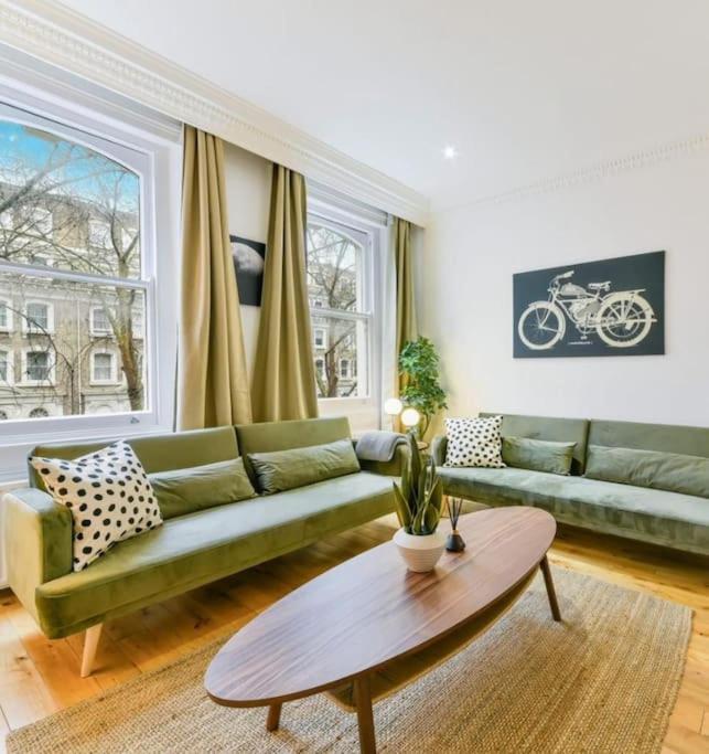Knightsbridge Stylish Two Bedroom Apartment London