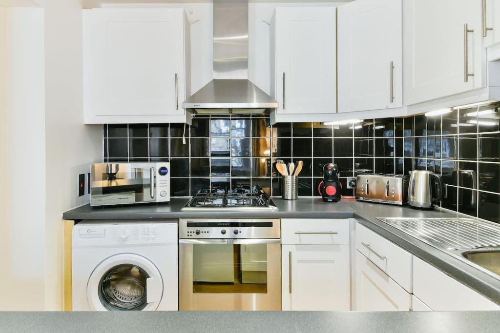 Knightsbridge Stylish Two Bedroom Apartment London