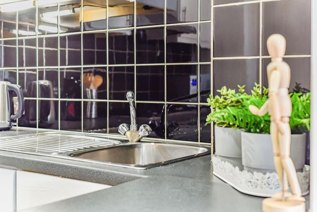 Knightsbridge Stylish Two Bedroom Apartment London