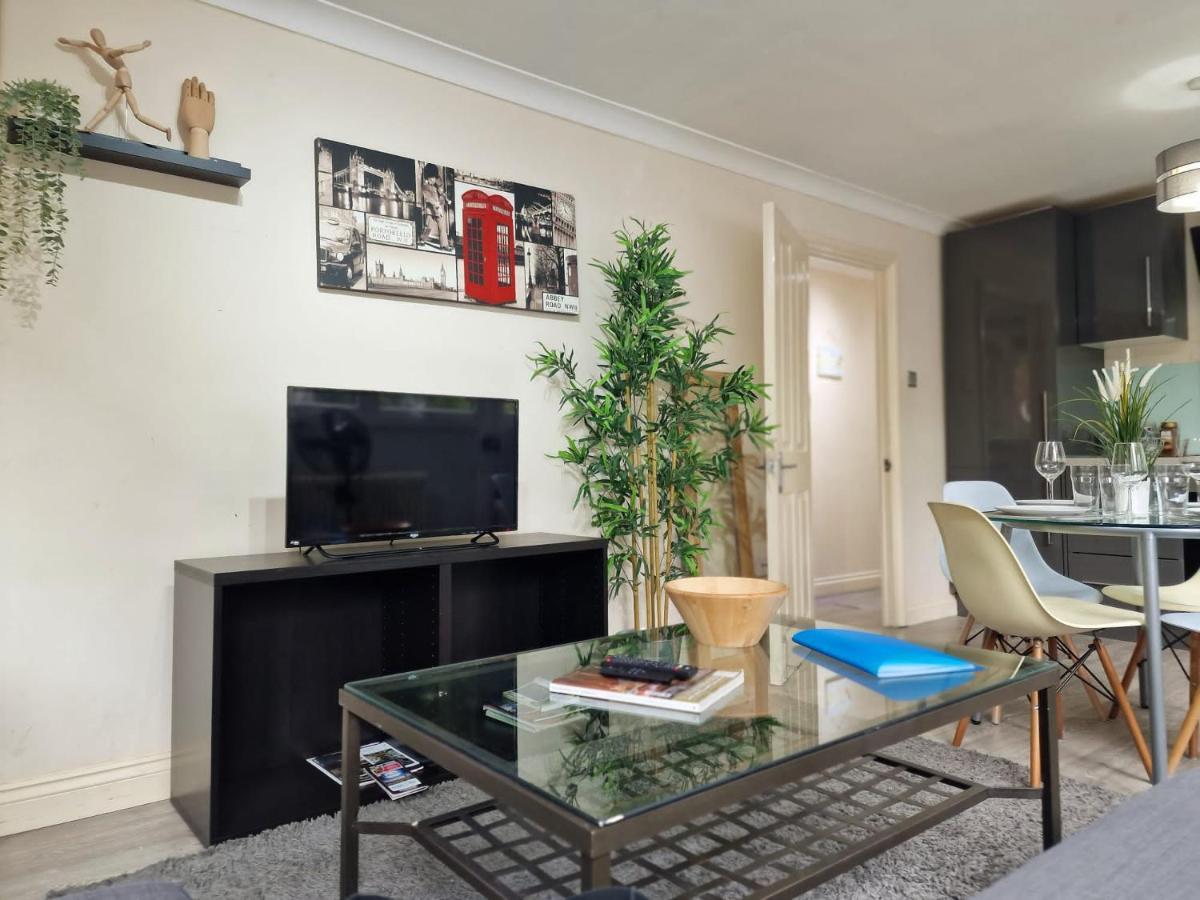 2 Bedrooms Flat In Great Location! *