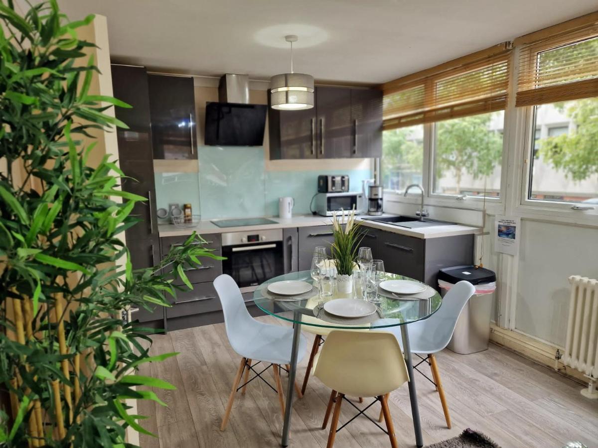 2 Bedrooms Flat In Great Location! *