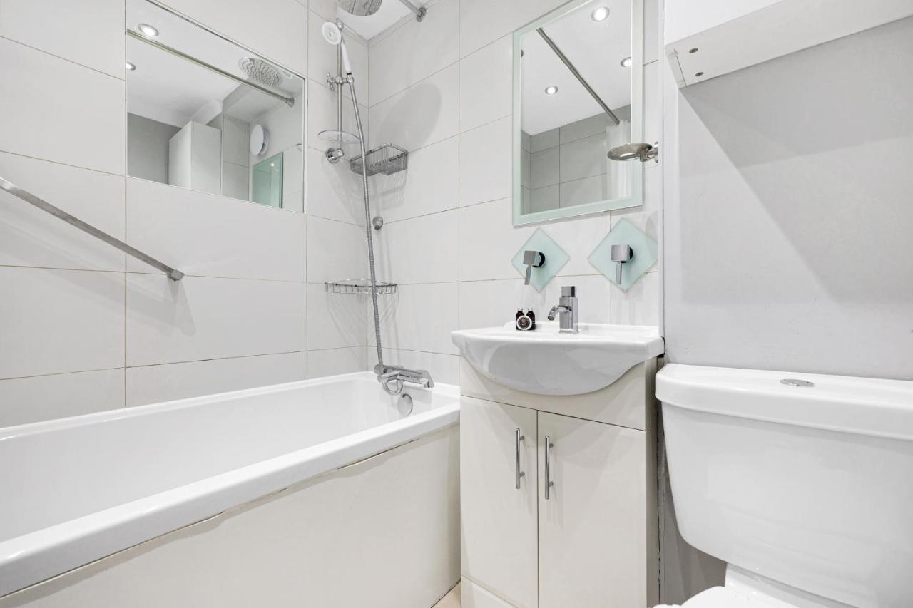 Charming 3 Bedroom House Short Term & Flexible Renting Canary Wharf With Free Wifi & Garden Appartement *