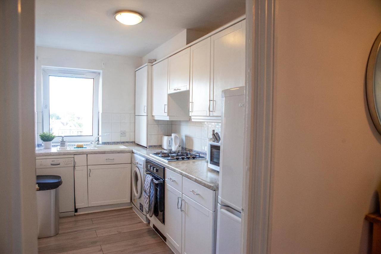 Spacious 2 Bed Flat In Wimbledon With Private Parking Apartment London