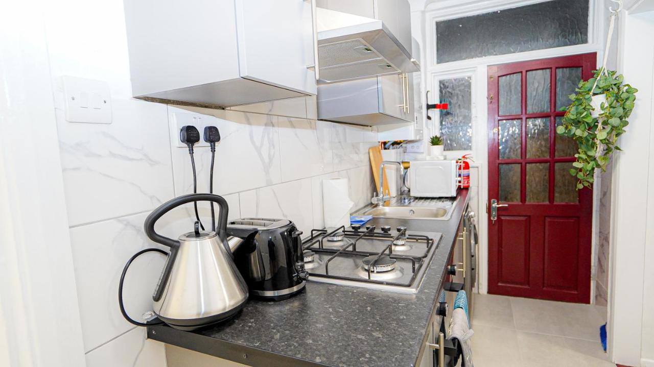 Tranquil Haven Cozy 2-bed Apt With Private Garde London