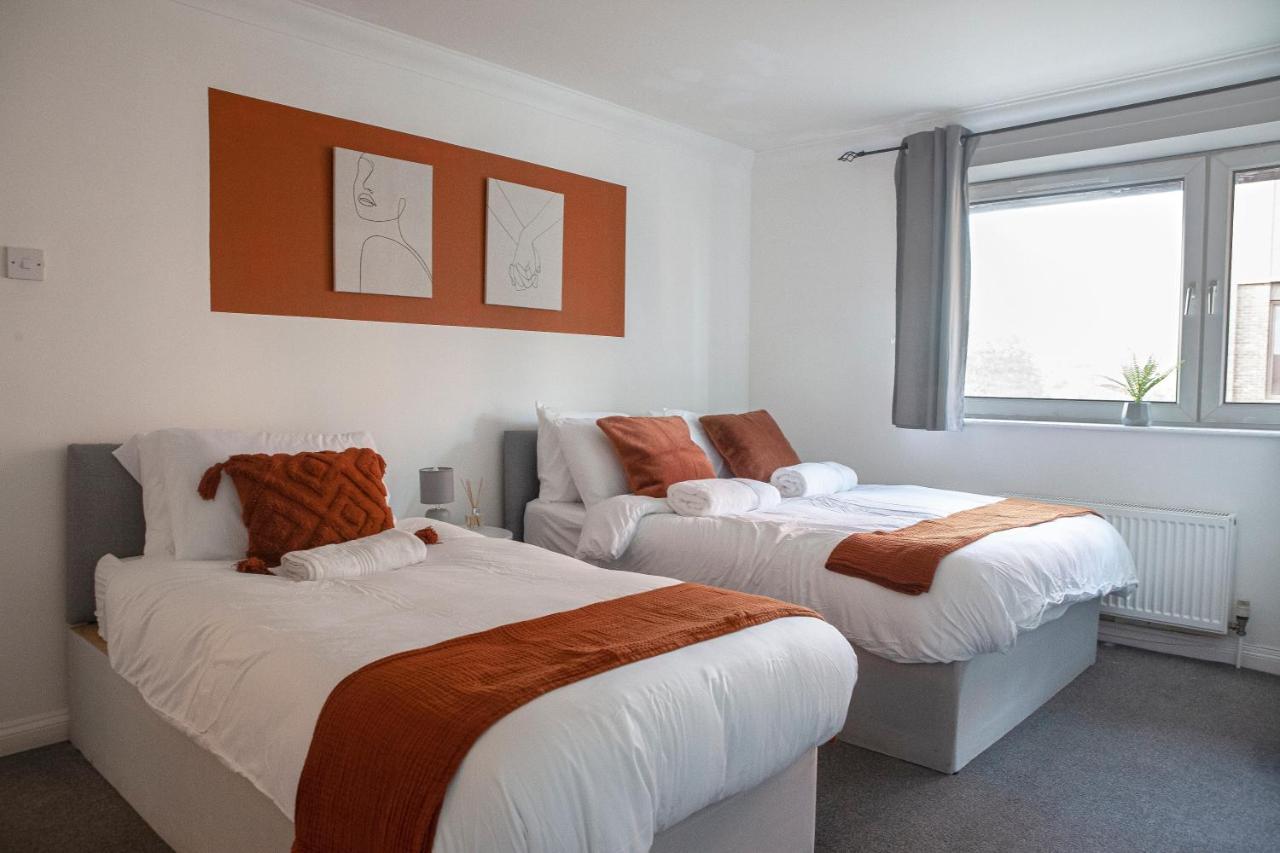 Spacious 2 Bed Flat In Wimbledon With Private Parking