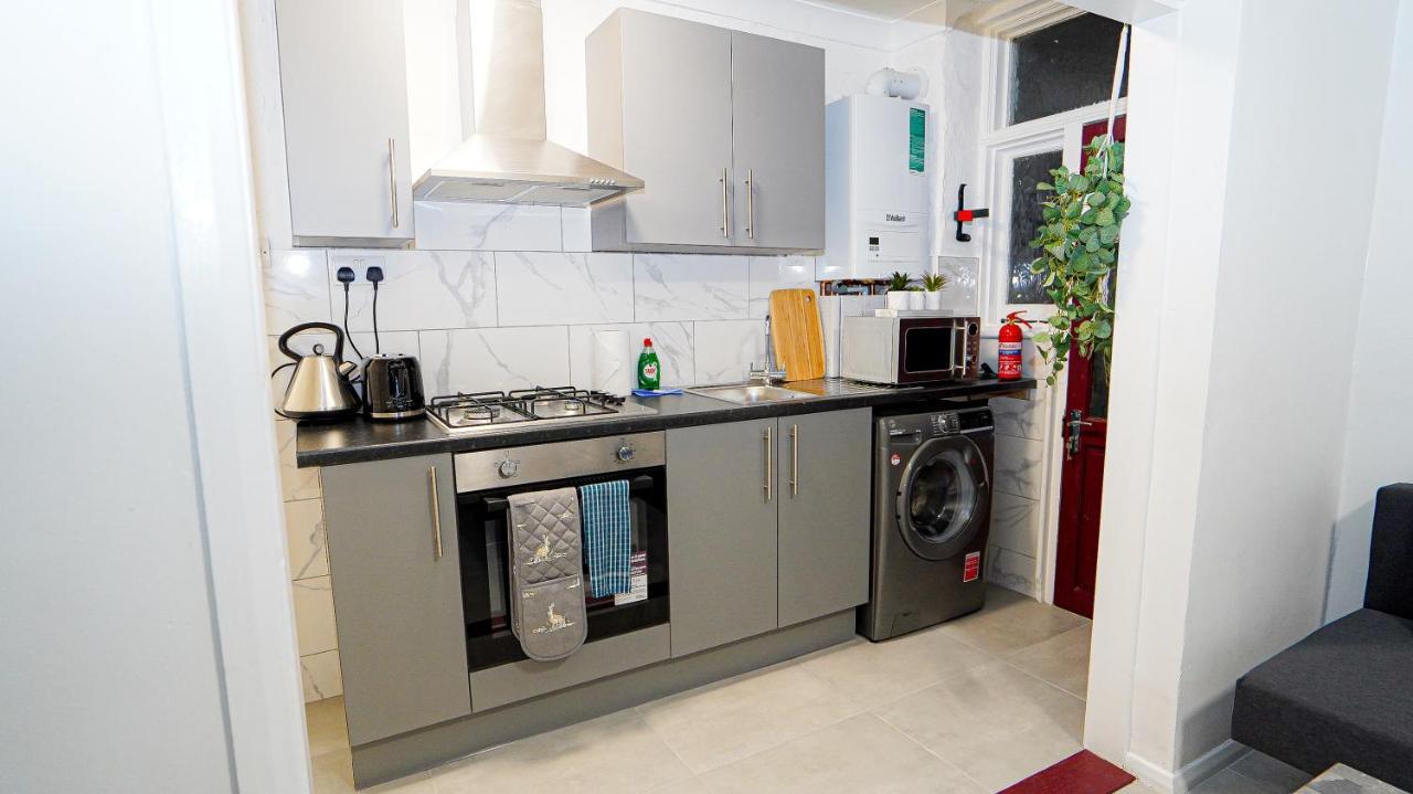 Tranquil Haven Cozy 2-bed Apt With Private Garde Apartment *