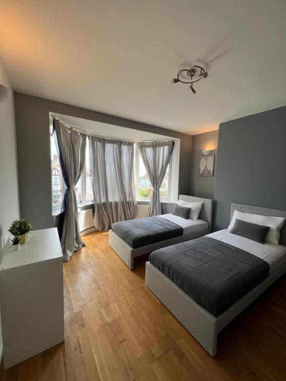 Pensión Stunning House 15 Min From Wembley Arena Londres